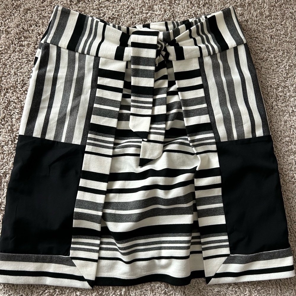 Adorable Cabi patterned skirt